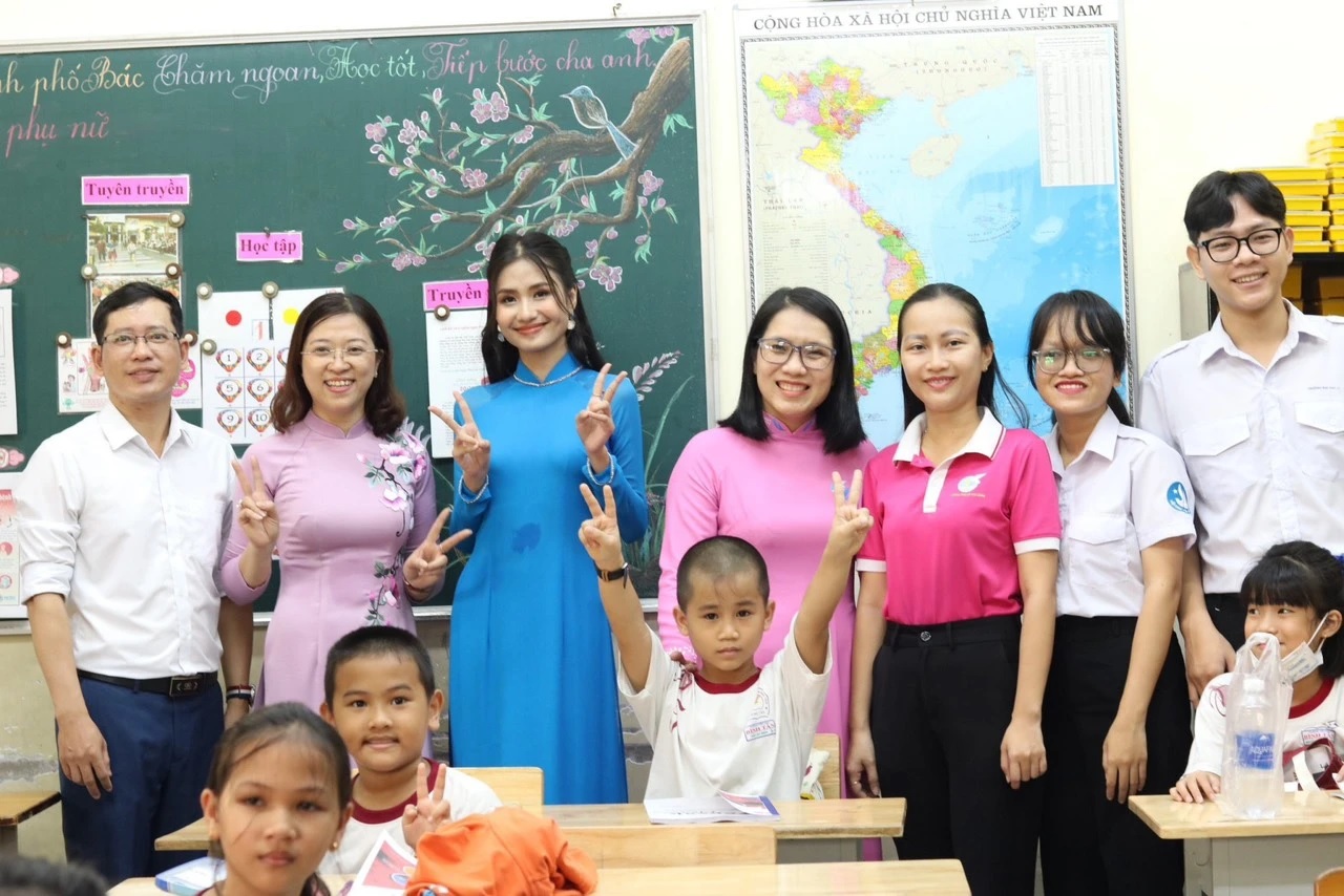 miss-nguyen-thanh-ha-english-comminuty-lop-hoc-5