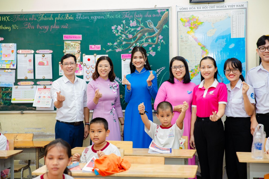 miss-nguyen-thanh-ha-english-comminuty-khoi-dong-20